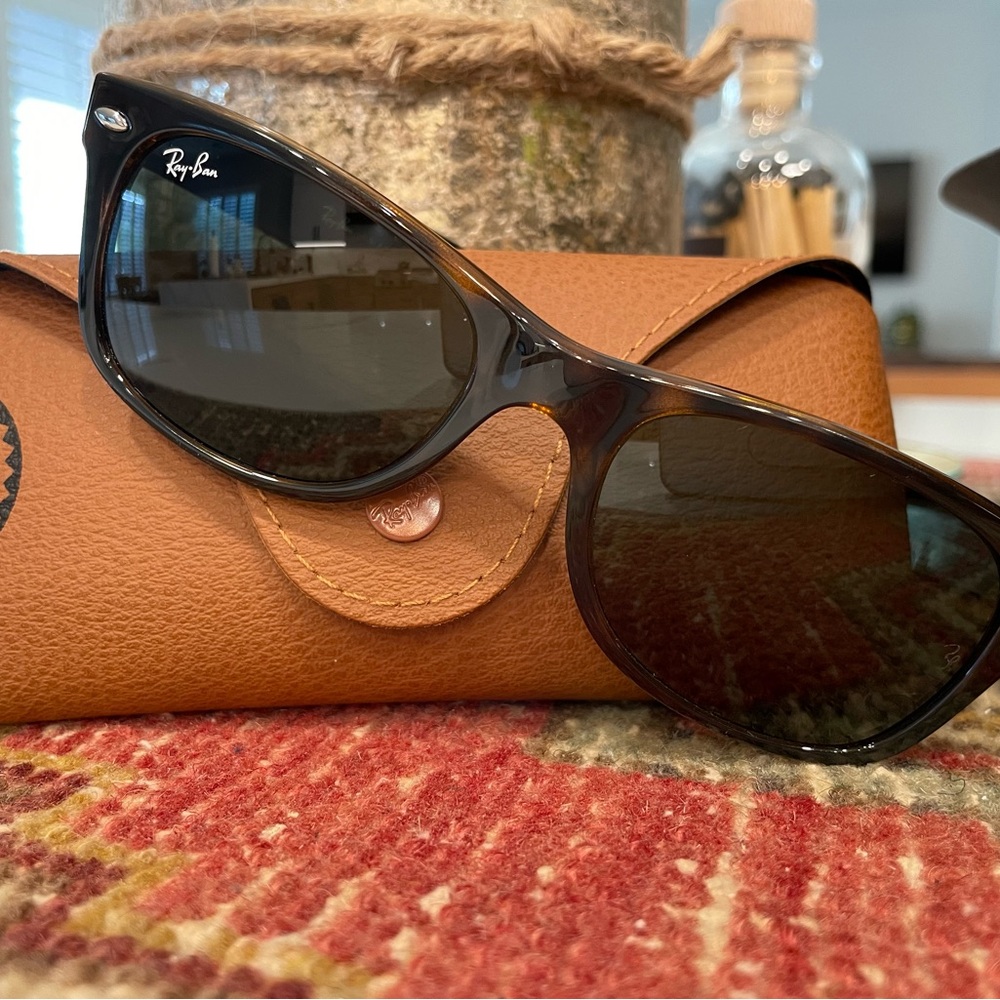 Ray-Ban Classic Tortoise Brown Sunglasses with Case. Non- polarized.